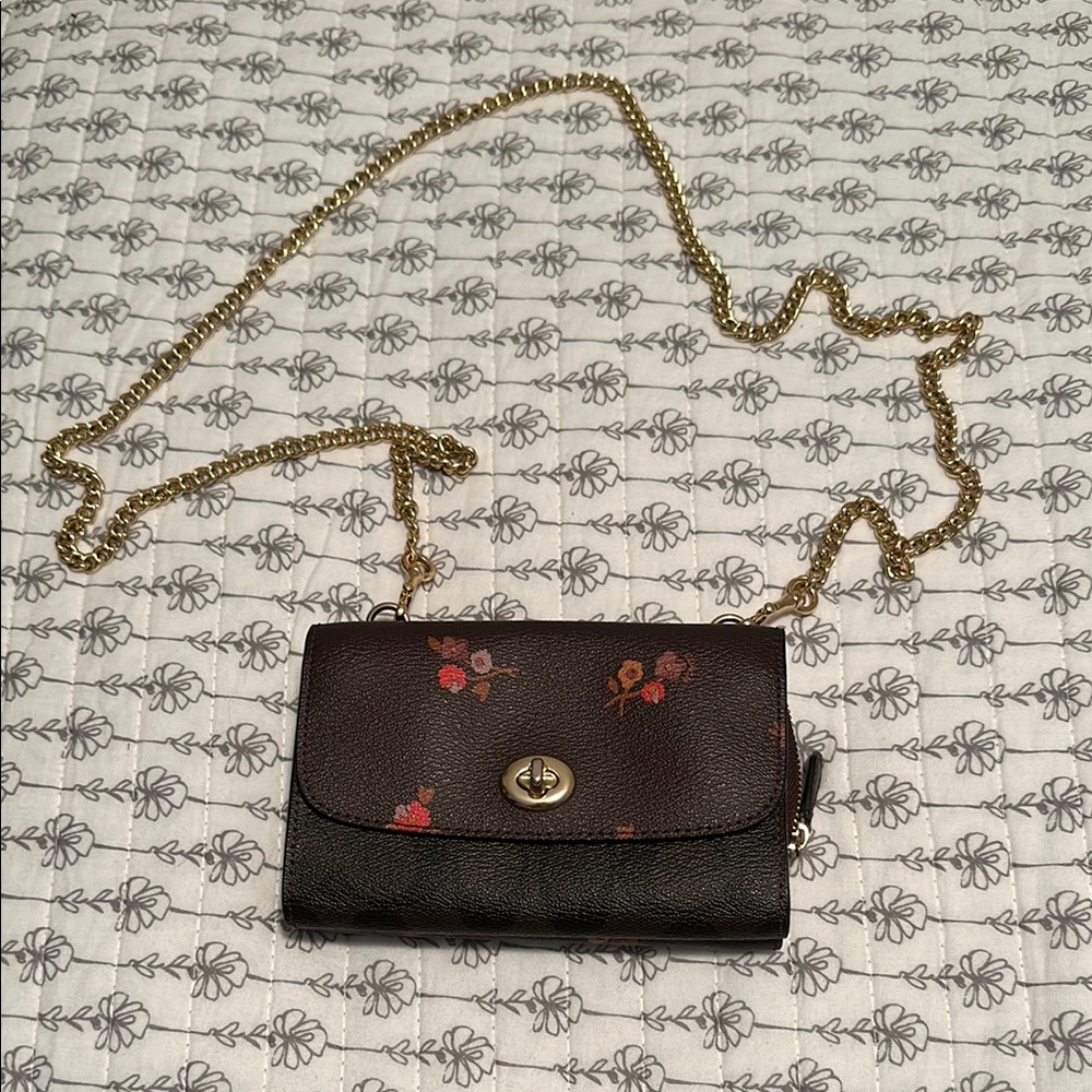 Elegant Floral Crossbody Bag with Gold Chain
